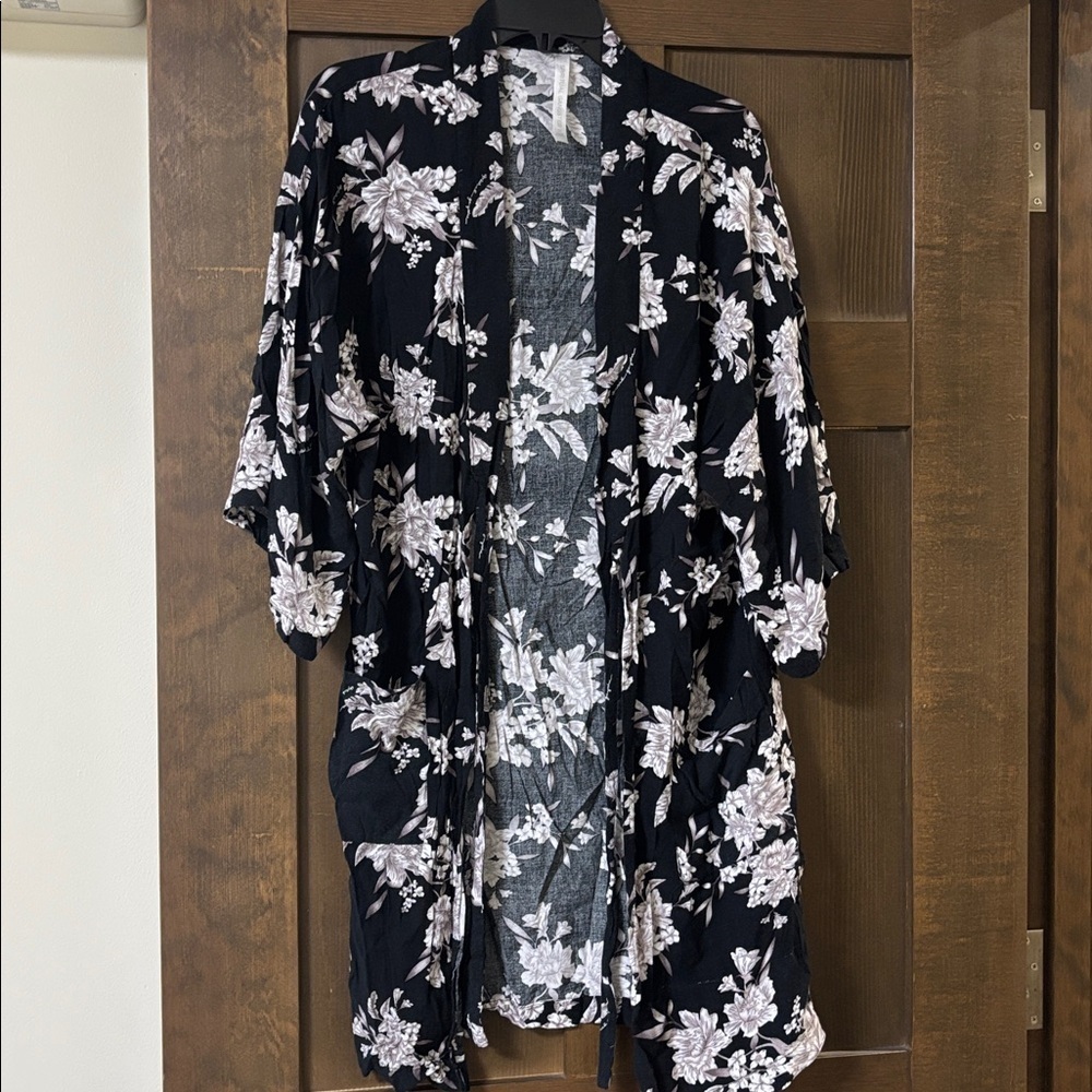 Spiritual Gangster Maya Floral Black and White Kimono With Pockets One Size - Picture 5 of 9